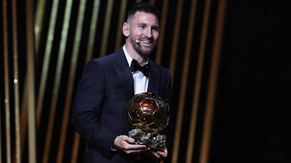 El argentino Lionel Messi recibe el Balón de Oro 2023, el octavo de su carrera, como el mejor futbolista de la temporada, el martes 31 de octubre de 2023, en París.