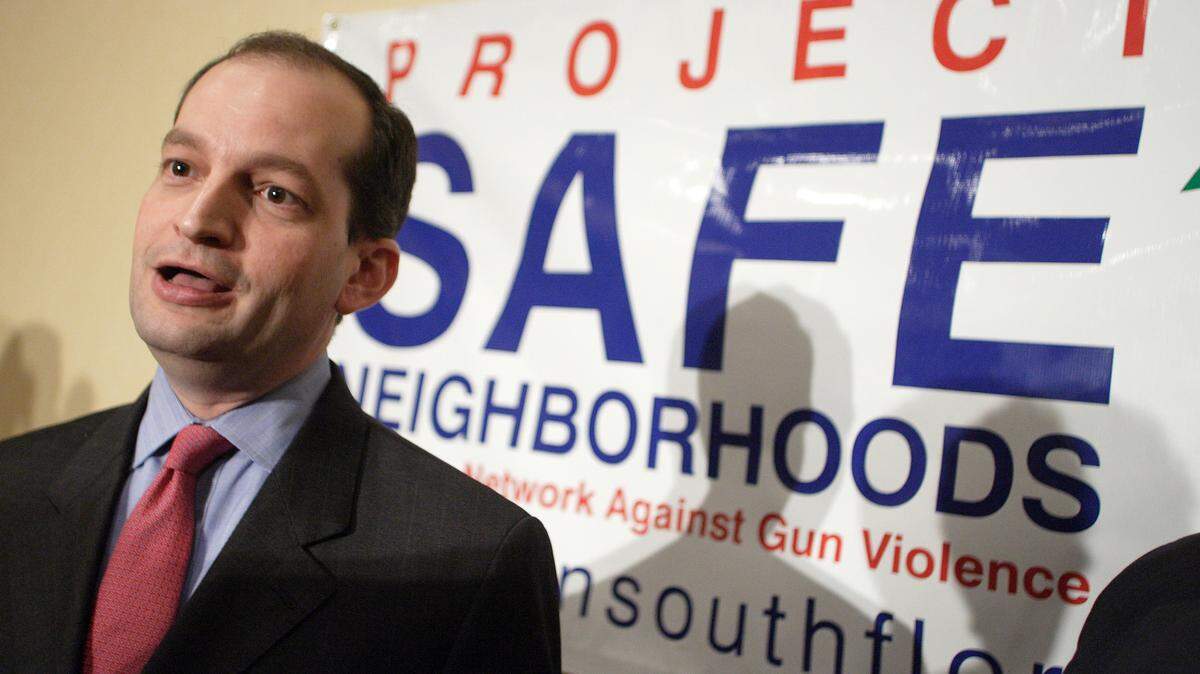 El ex fiscal federal Alexander Acosta, ahora secretario federal del Trabajo, fue llamado a explicar su acuerdo de negociación de cargos con Jeffrey Epstein durante su audiencia de confirmación en el Senado.