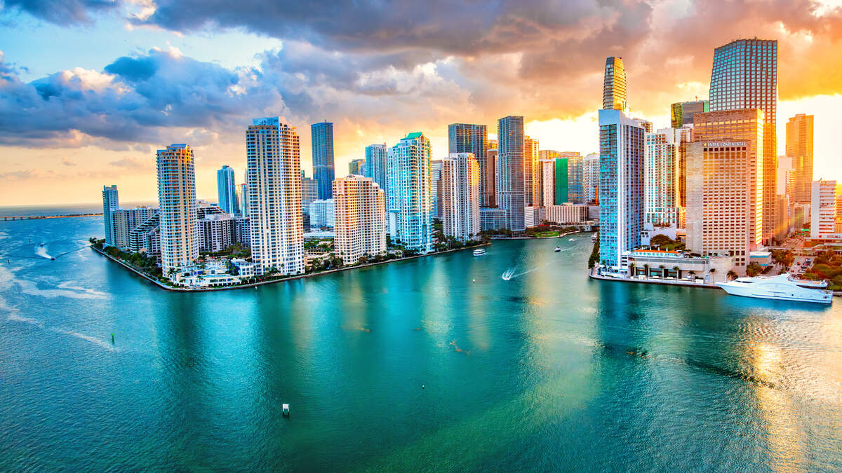 El horizonte de Miami, Florida, a lo largo de la bahía de Biscayne.