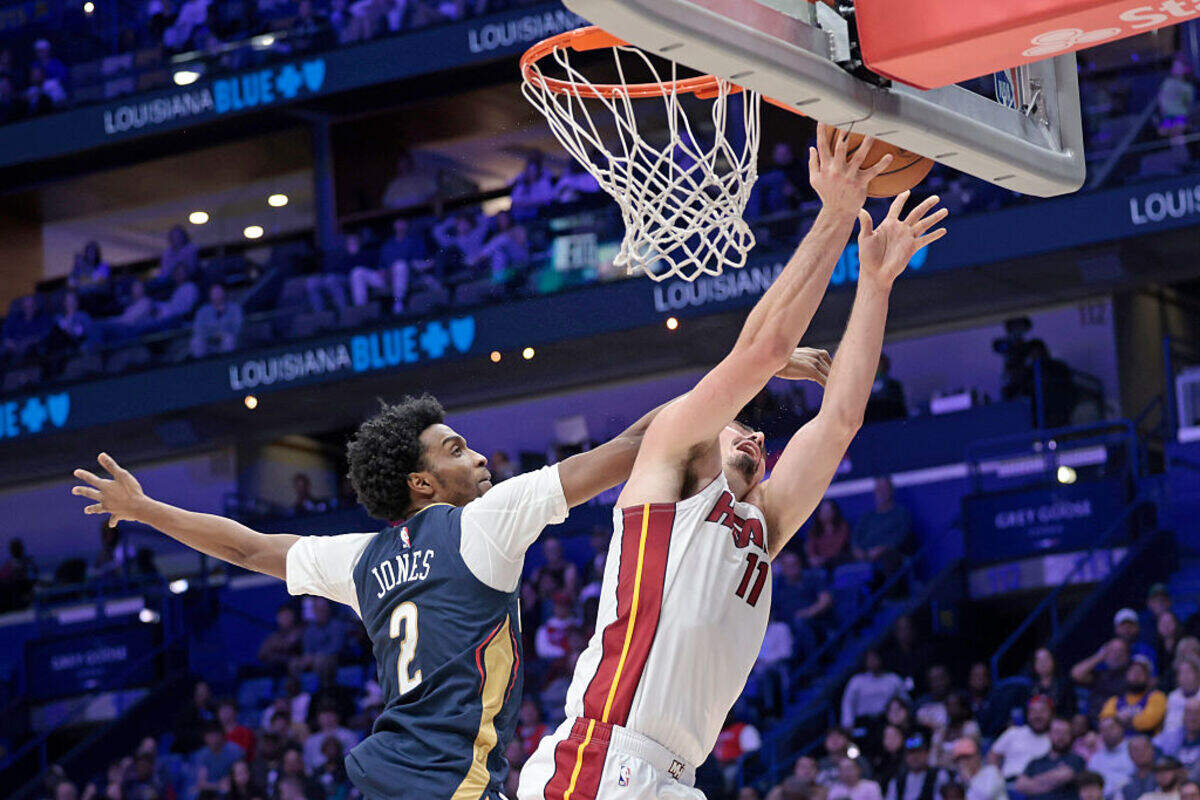El jugador de los Pelicans Herbert Jones (#2) comete una falta flagrante sobre Jaime Jáquez Jr., del Heat de Miami, en el segundo cuarto del partido celebrado el 11 de febrero de 2026 en Nueva Orleans, Louisiana.