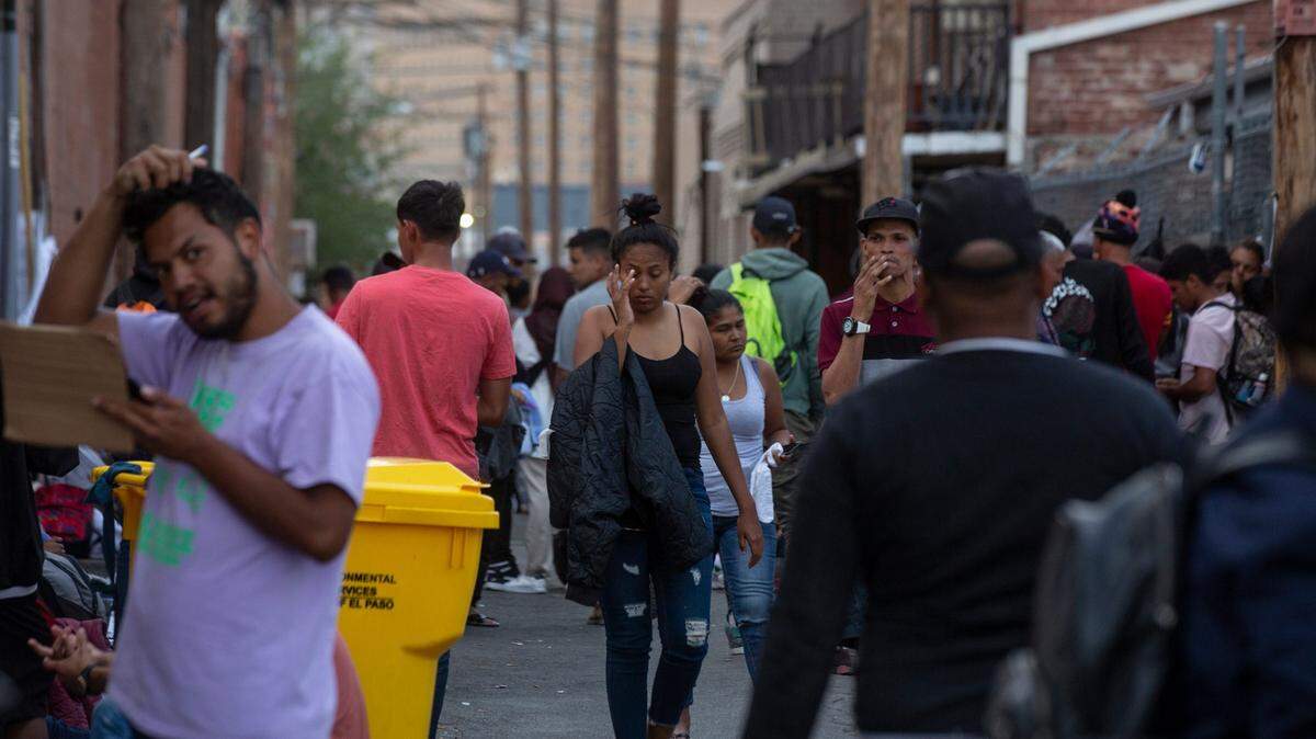 Una decena de inmigrantes se refugian en un callejón detrás de la Iglesia el Sagrado Corazón, en El Paso, Texas, en esta foto de archivo del 3 de mayo de 2023.