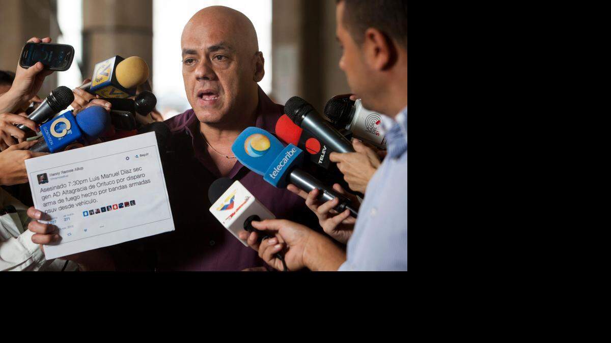  El jefe de campaña del chavismo, Jorge Rodríguez, ofrece declaraciones a periodistas el jueves 26 de noviembre de 2015, a la entrada al Conejo Nacional Electoral (CNE) en Caracas, Venezuela. 