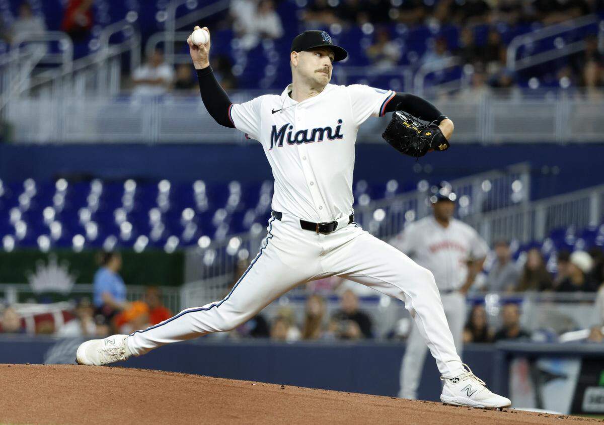 El abridor de los Marlins Janson Junk lanza en el primer inning del partido ante los Astros de Houston, celebrado el 6 de agosto de 2025 en Miami.