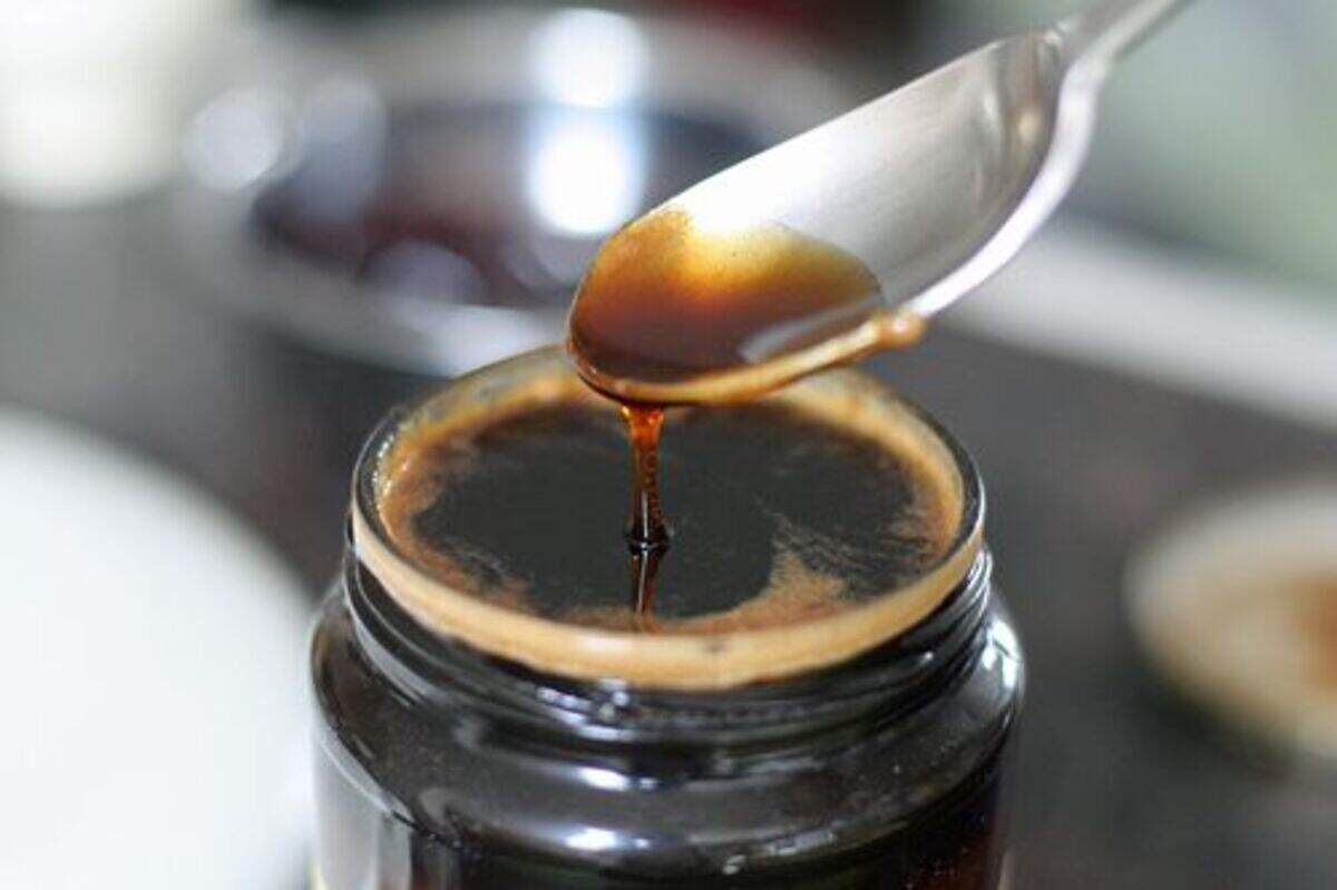 La miel posee apenas trazos pequeños de vitaminas y minerales, pero sí contiene varios antioxidantes.