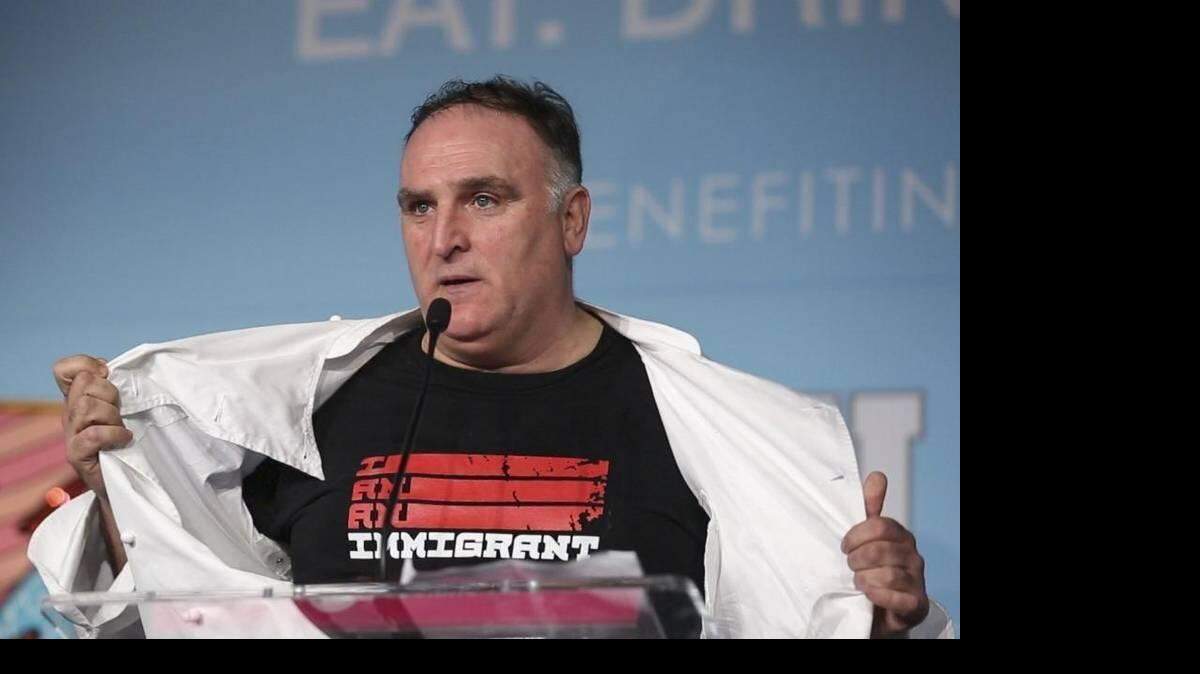 Durante una cena de homenaje en su honor el afamado chef José Andrés abrió su chaqueta y enseñó debajo una camiseta negra con un sencillo mensaje: “Soy un inmigrante”.Matias J. Ocner-Miami Herald