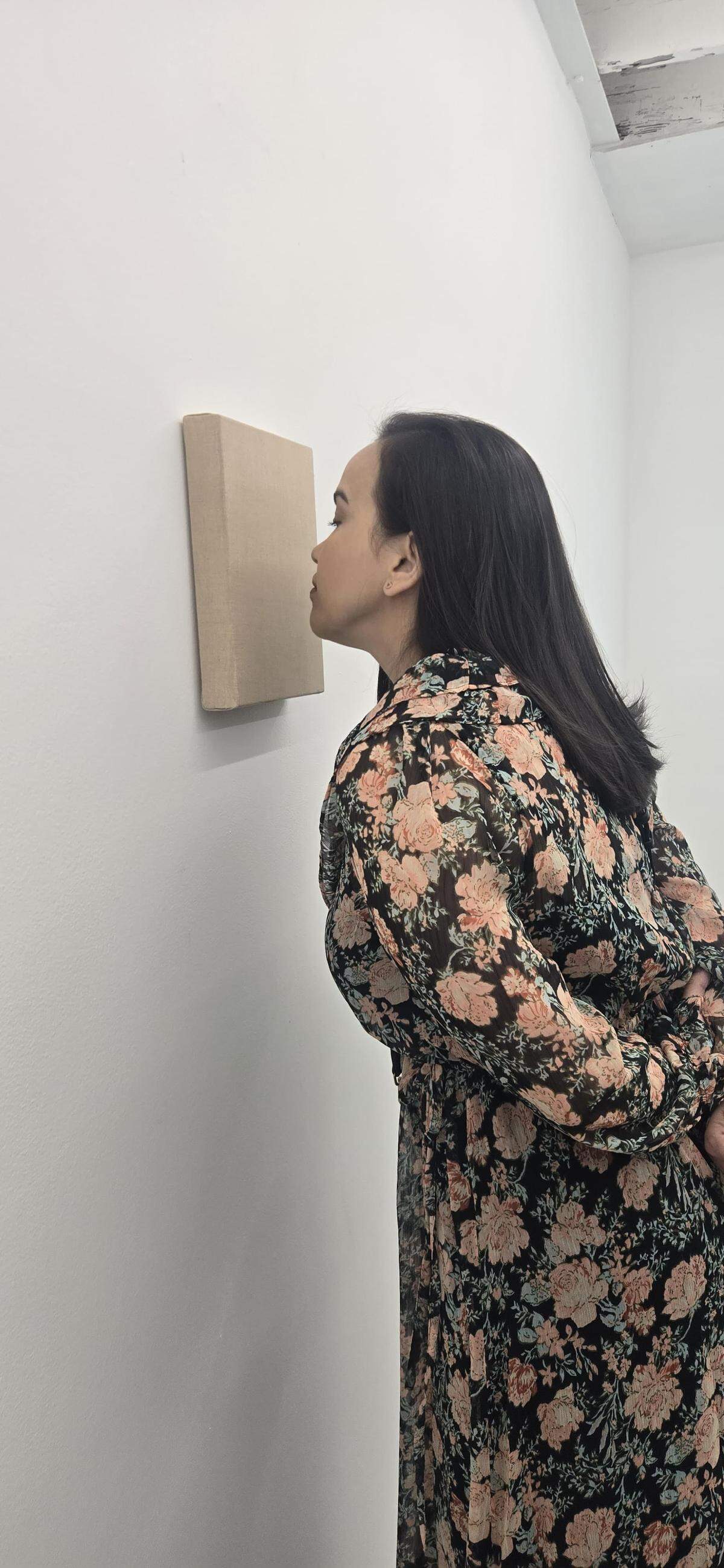 Espectadores interactuado con la obra  ‘Some Time’ de la exposición en sala “Ángulos de incredulidad”. 