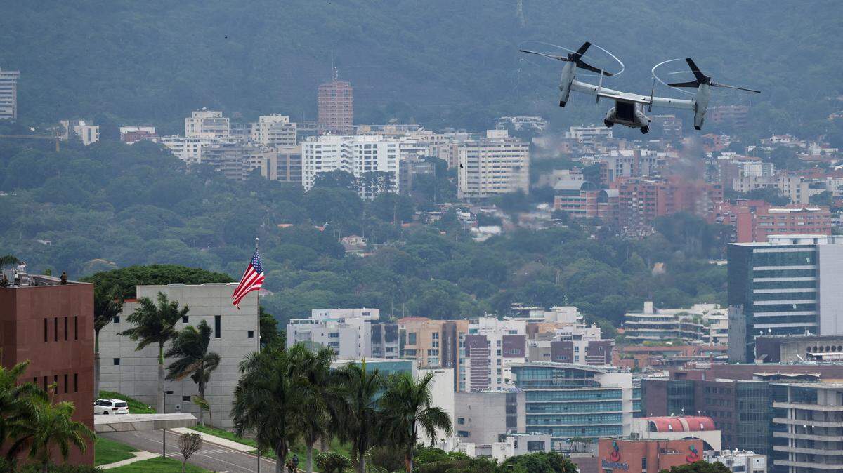 Una aeronave militar MV-22B Osprey del Cuerpo de Marines de Estados Unidos se aproxima a la embajada de Estados Unidos durante un simulacro de evacuación aérea, en Caracas, Venezuela, sábado 23 de mayo, 2026.