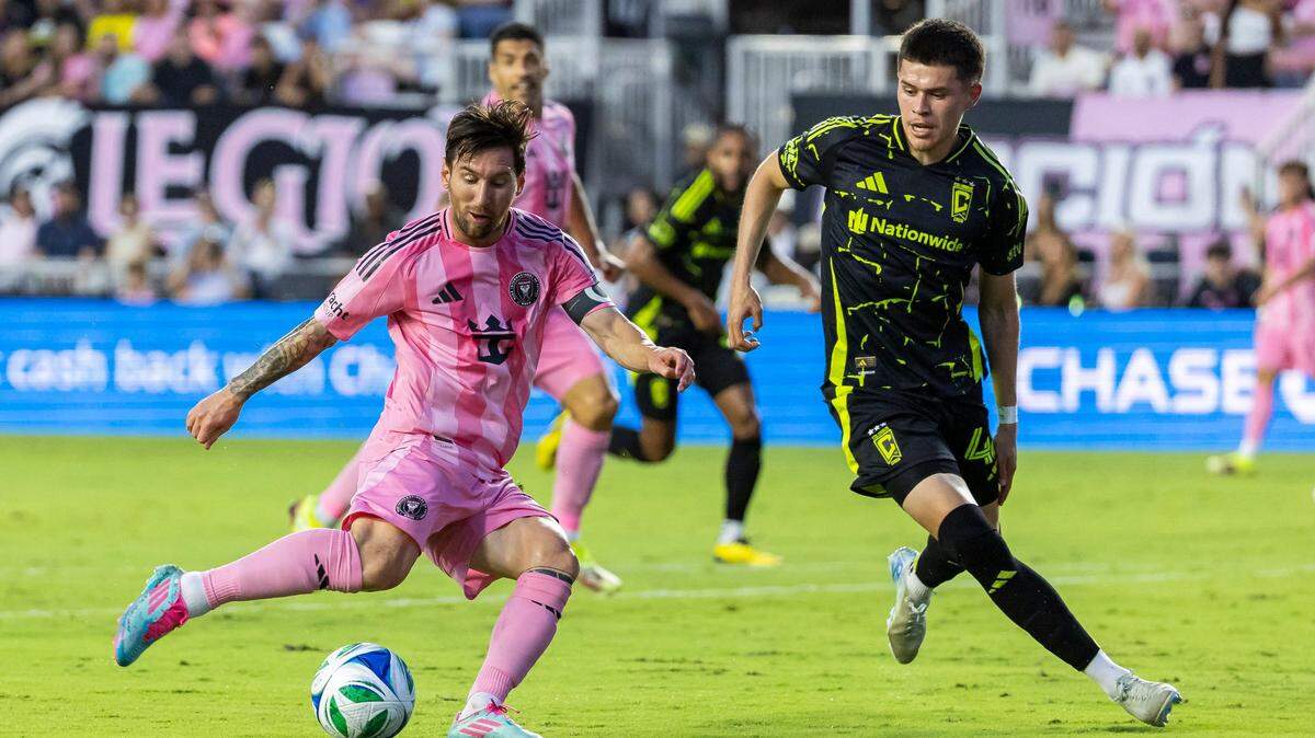 El astro del Inter Miami Lionel Messi (izq.) trata de pasar la marca de César Ruvalcaba, de Columbus Crew, en el partido de la MLS celebrado el 31 de mayo de 2025 en el Chase Stadium en Fort Lauderdale, Florida.