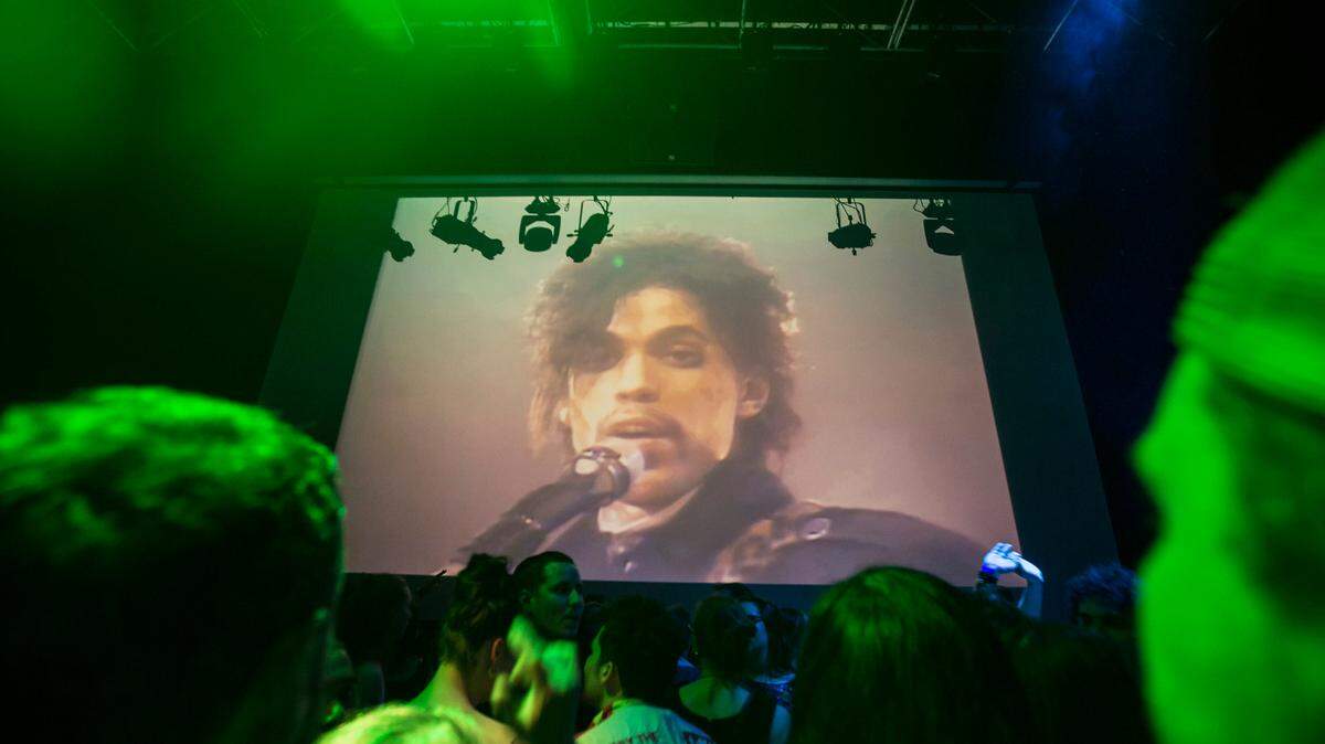 Fanáticos de Prince rinden tributo al cantante tras la noticia de su fallecimiento, en la sala de conciertos First Ave en Minneapolis, Minnesota, el 21 de abril de 2016. La empresa de cruceros Norwegian Cruise Line estrenará un espectáculo en honor al legendario cantante en 2025.