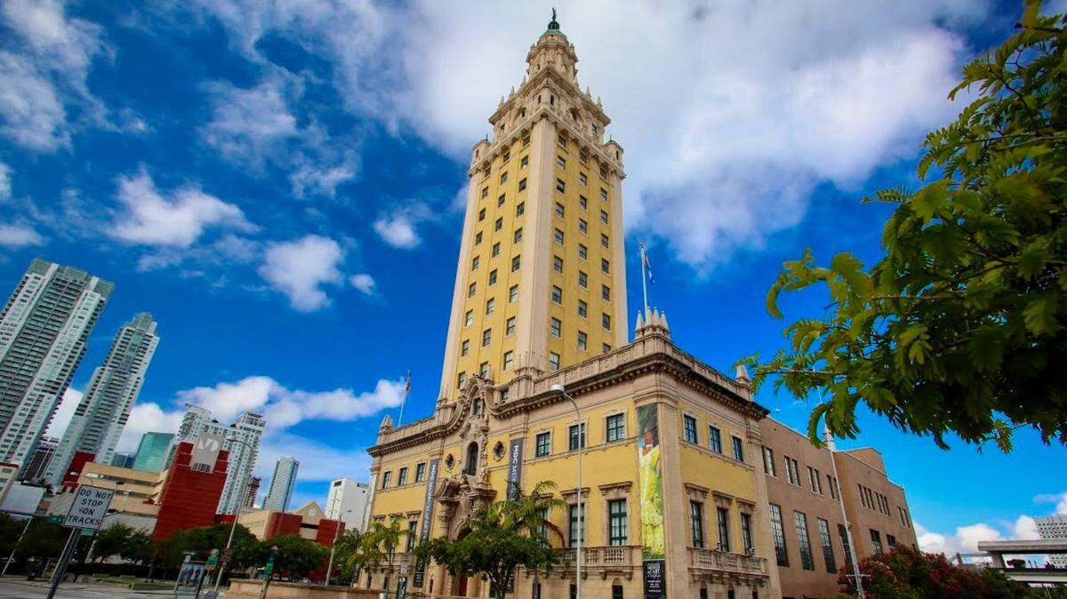 La Torre de la Libertad en Miami fue el lugar en donde miles de inmigrantes cubanos fueron procesados a su llegada a EEUU y es un símbolo histórico de la comunidad cubanoamericana.