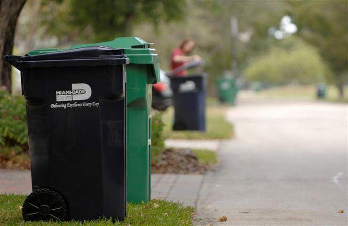 Saquen sus contenedores. La recogida de basura se realizará el martes, Día de los Veteranos, según lo programado.