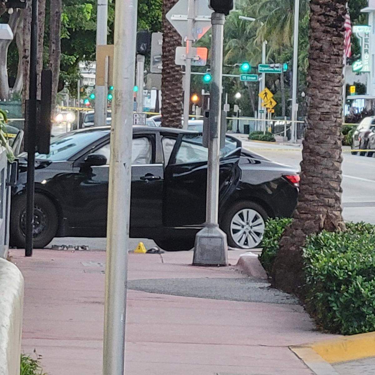 Un tiroteo que tuvo lugar en la intersección de la Avenida Collins y la calle 14 en Miami beach dejó como saldo un muerto la madrugada del jueves 30 de junio de 2022.