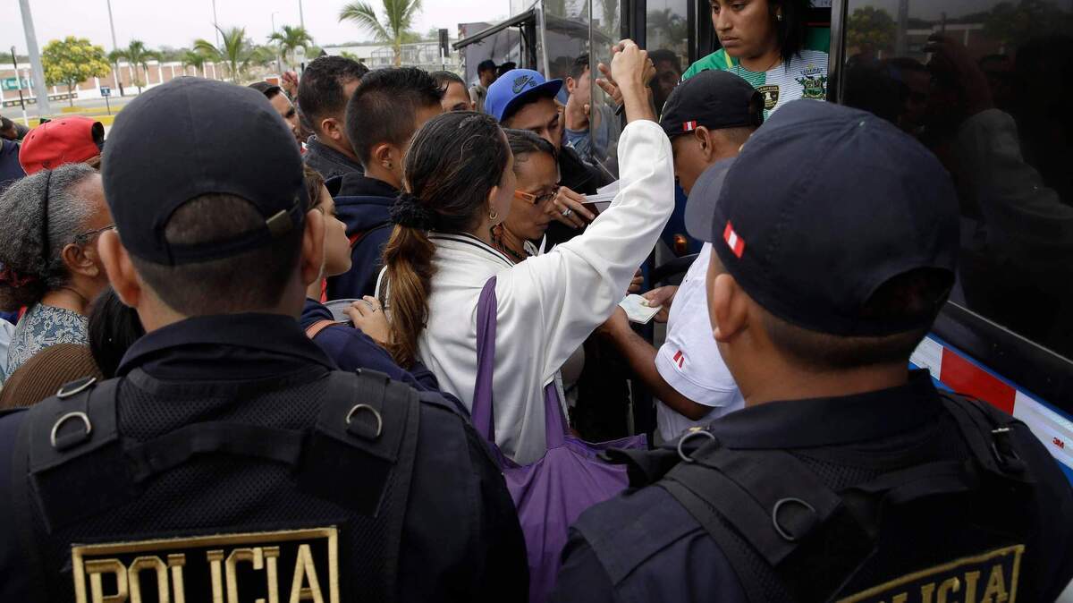 Migrantes venezolanos intentan continuar su viaje hasta el puesto fronterizo de Tumbes, Perú, el 25 de agosto del 2018.