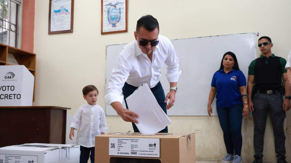 EL presidente de Ecuador, Daniel Noboa, introduce su voto en las elecciones nacionales, el domingo 9 de febrero de 2025, en Olón, Ecuador.
