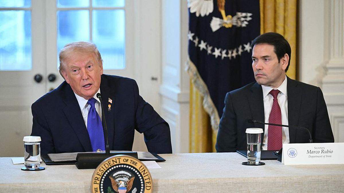 El presidente estadounidense, Donald Trump, habla ante la mirada del secretario de Estado, Marco Rubio (der.), durante una reunión con ejecutivos de compañías petroleras estadounidenses en la Casa Blanca, en Washington, D. C., el 9 de enero de 2026.