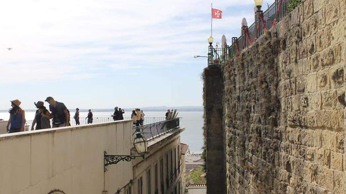 Desde que la ciudad bañada por el Tajo se denominaba Olissipo, en la época romana, hasta la Reconquista cristiana, siempre existió la Cerca Velha (Muralla Antigua), que hoy se viene recuperando con recorridos turísticos señalizados y continúa siendo descubierta, poco a poco, con constantes labores arqueológicas.