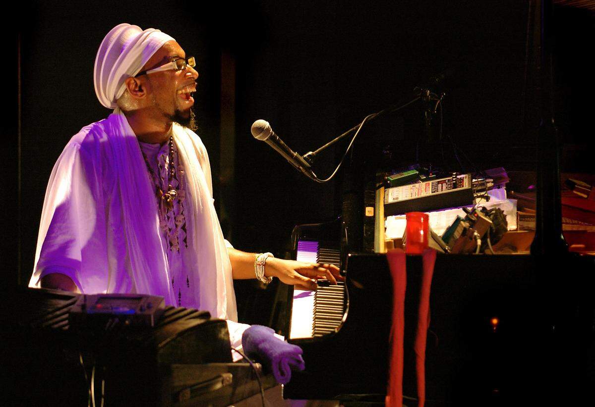 El pianista Omar Sosa, que abrirá Global Cuba Fest 2024, aparece aquí en una de sus presentaciones en Japón. 