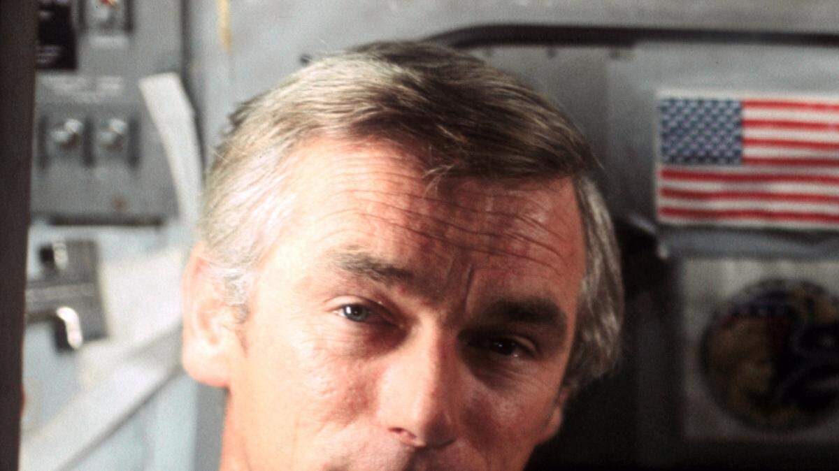 El 17 de diciembre de 1972, la imagen de la NASA muestra al astronauta Eugene A. Cernan (L) y al científico astronauta Harrison H. "Jack" Schmitt, fotografiado por el tercer tripulante Ronald Evans, a bordo de la nave espacial Apollo 17 durante la misión final de aterrizaje lunar El programa Apolo de la NASA.
