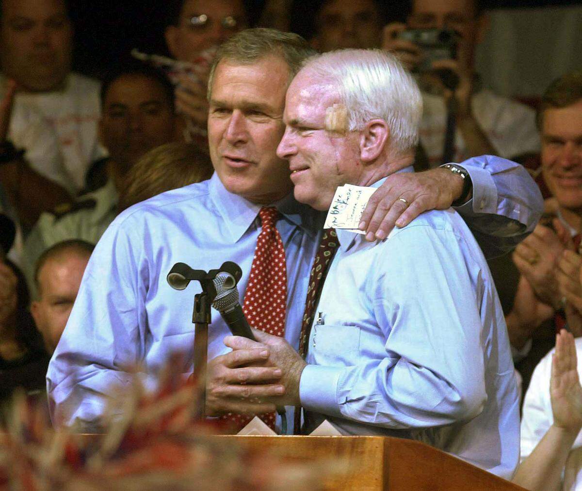 John McCain y George W. Bush, que compiteron en el bando republicano por la presidencia, se abrazan en Embry Riddle Aeronautical University, en Daytona Beach, el 25 de octubre del 2000.