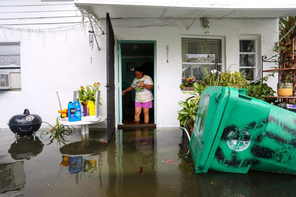 Magda Murillo, que vive en SW 3rd Street, sale de su casa inundada en el barrio de Little Havana en Miami, Florida, el sábado 4 de junio de 2022.