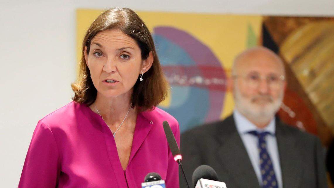 La ministra de Turismo de España, Reyes Maroto (i), habla durante una rueda de prensa, este lunes, junto al embajador de España en Cuba, Juan Fernandez Trigo (d), en La Habana (Cuba).