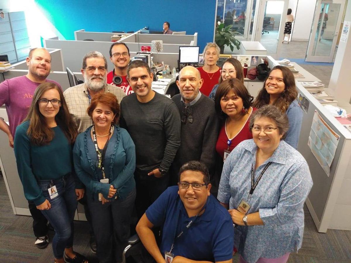 Enrique Flor (sentado) con colegas de el Nuevo Herald y Miami Herald en la redacción del periódico en Doral.