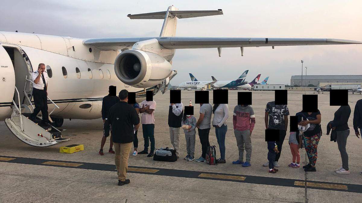 Migrantes, con los rostros oscurecidos, afuera del avión que los transportó de Texas a Martha’s Vineyard, Massachusetts. Los contribuyentes de la Florida pagaron el vuelo chárter.