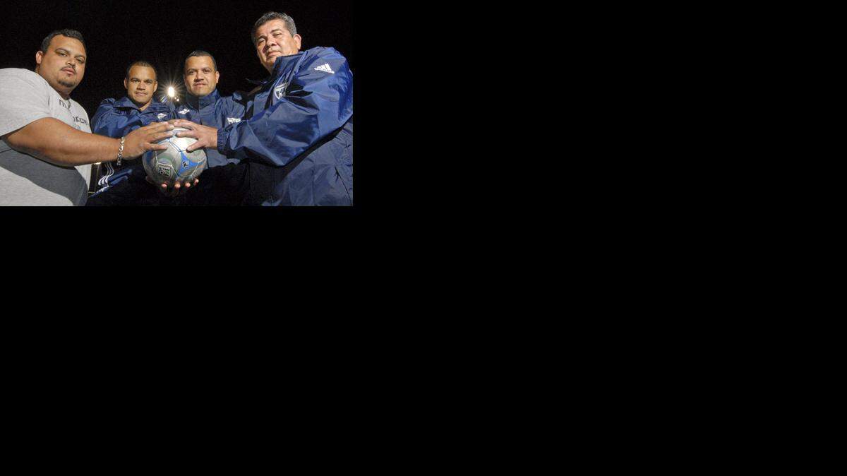 UNA FAMILIA unida por el fútbol: Mauricio, Orlando, Danny y David Bueso, en el Kendall 
Park, donde se entrenó su equipo Honduras Cinco Estrellas, campeón defensor en la XVII 
Copa Latina. David es tío de los tres jóvenes y jugó en el Mundial 1982.