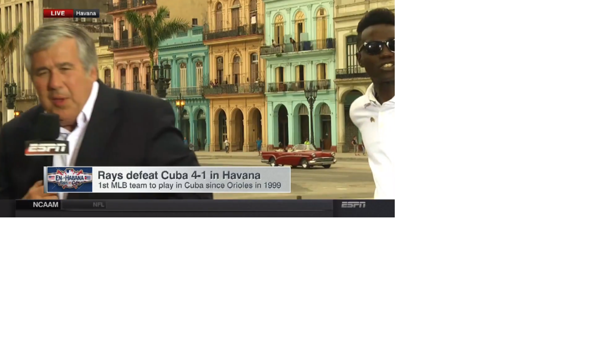El periodista de ESPN Bob Ley abandona el set de transmisión cuando un manifestante interrumpe la transmisión el martes en La Habana. Varios personas protestaron contra el gobierno de Raúl Castro y fueron arrestados en minutos.