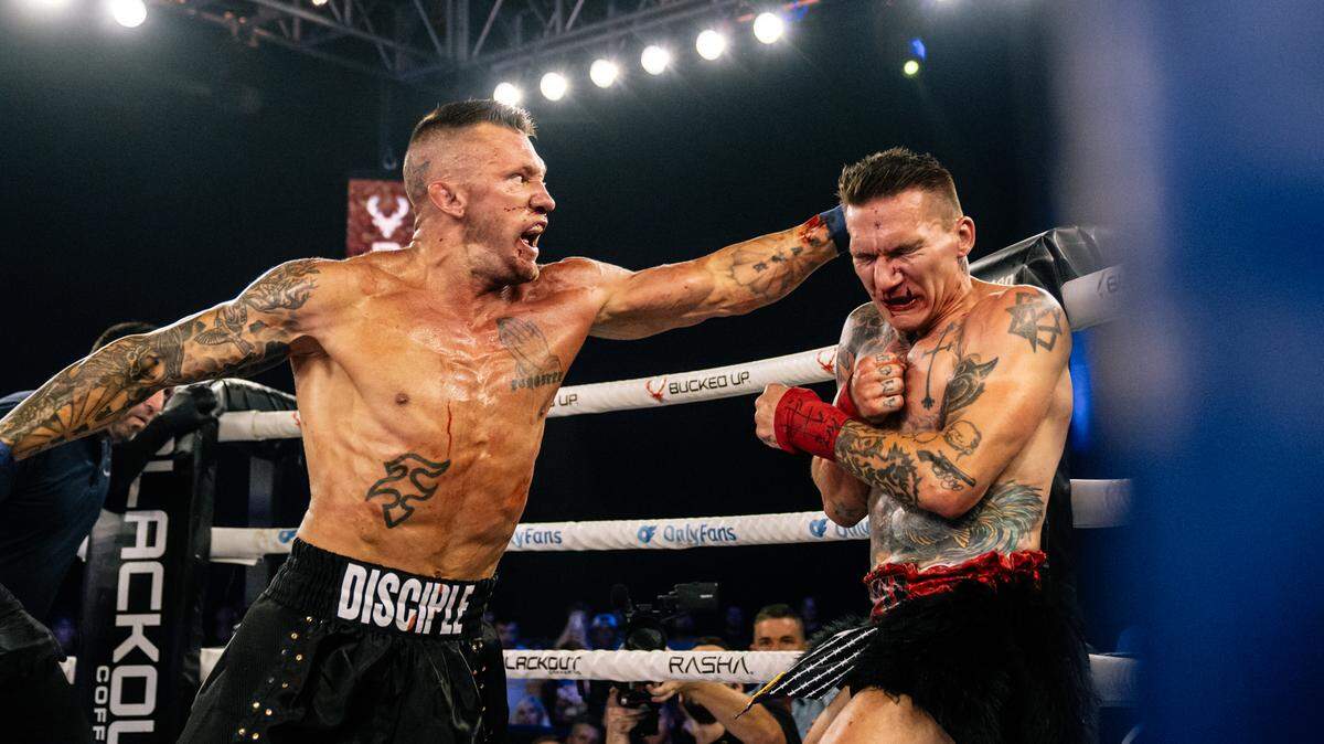 El expeleador de UFC Dustin Pague (izq.) reta al campeón Julian Lane en el evento estelar de BKFC-86 este 17 de enero en Mohegan Sun, Connecticut, en su primera defensa del cinturón mundial. 