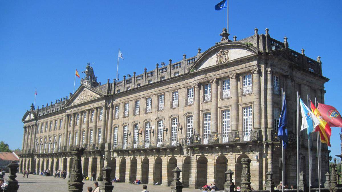La serie "Galicia, tierra de ancestros' saldrá al aire por América TeVé a partir del lunes 23 de julio. Foto del Palacio Rajoy, en Santiago de Compostela.