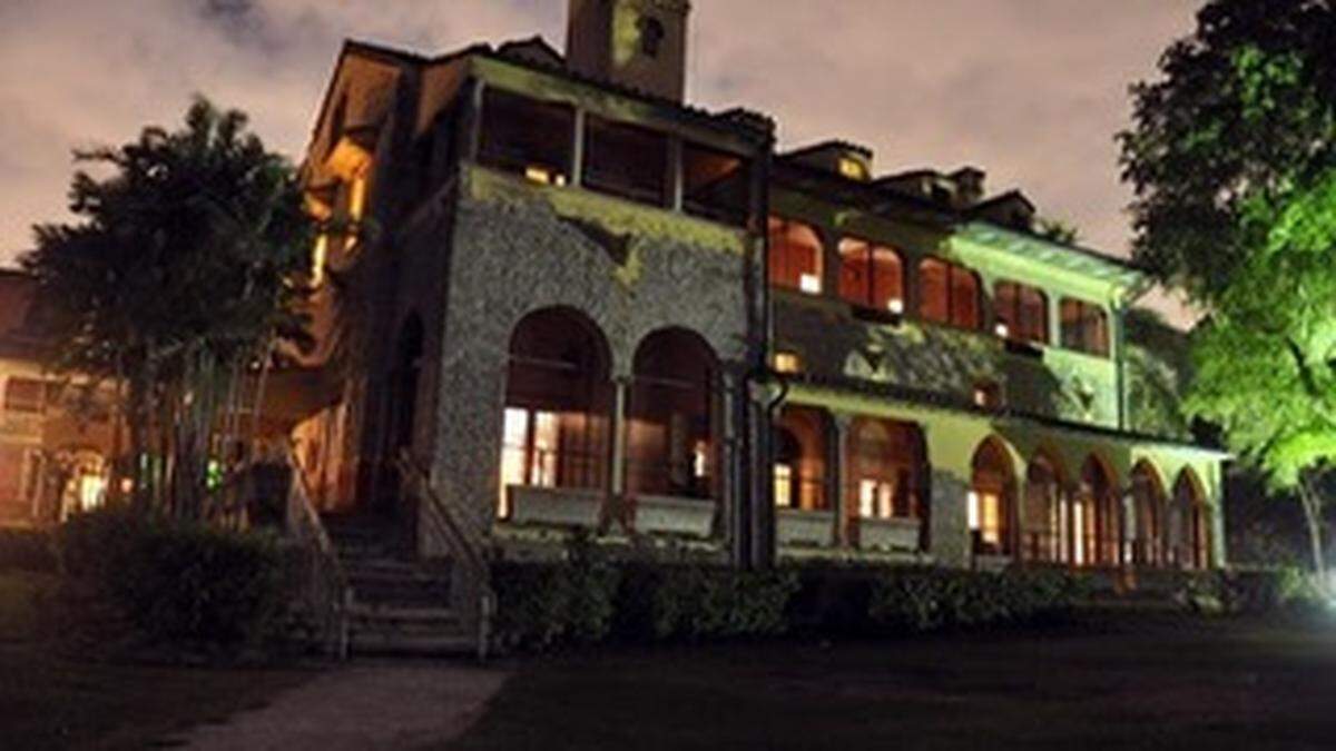 La famosa mansión del Deering Estate ofrece visitas guiadas en la histórica casa y sus terrenos en la oscuridad.