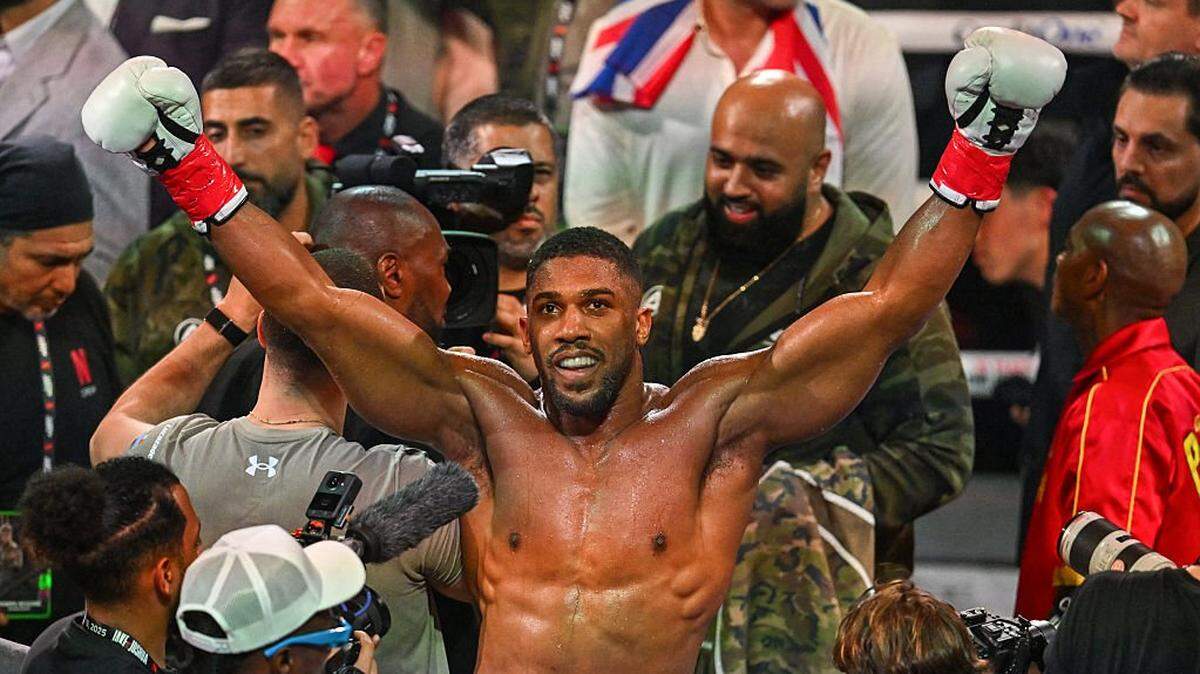 El boxeador británico Anthony Joshua celebra su victoria por nocaut ante el estadounidense Jake Paul, en la pelea celebrada el 19 de diciembre de 2025 en Miami.
