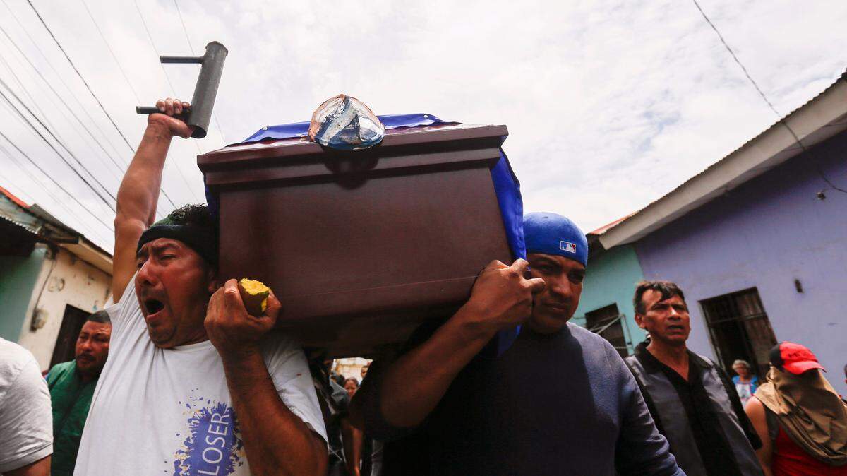 Amigos y familiares llevan en hombros los restos de Jorge Zepeda, quien murió durante las protestas contra el gobierno de Ortega el 6 de junio del 2018.  (AP Photo/Alfredo Zuniga)
