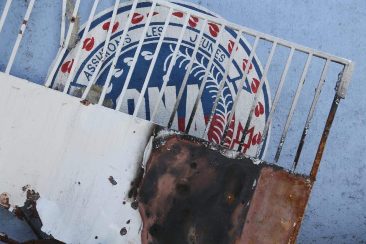 Los residentes desplazados de Delmas 30, Solino, Christ Roi y Nazon no pueden regresar a sus casas ya que los vecindarios, ubicados en el centro de Puerto Príncipe, han sido todos destruidos por las bandas.