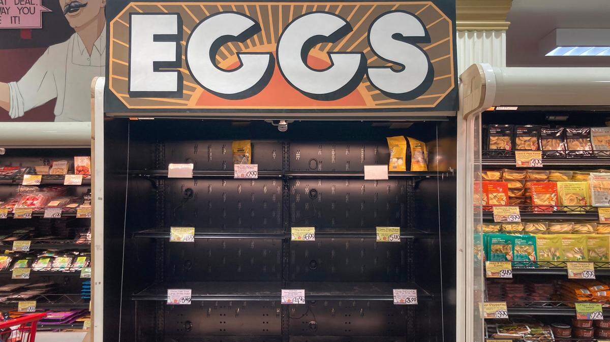 Nevera de huevos vacía en un supermercado Trader Joe’s en Nueva York el jueves 23 de enero de 2025. El aumento de casos de gripe aviar ha afectado el suministro de huevos a los minoristas. 