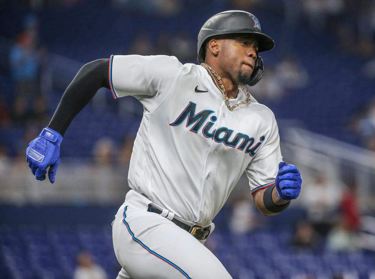 El jardinero de los Marlins Jorge Soler corre tras pegar un doble en el tercer inning del partido ante los Nacionales de Washington, celebrado el 7 de junio de 2022 en Miami.