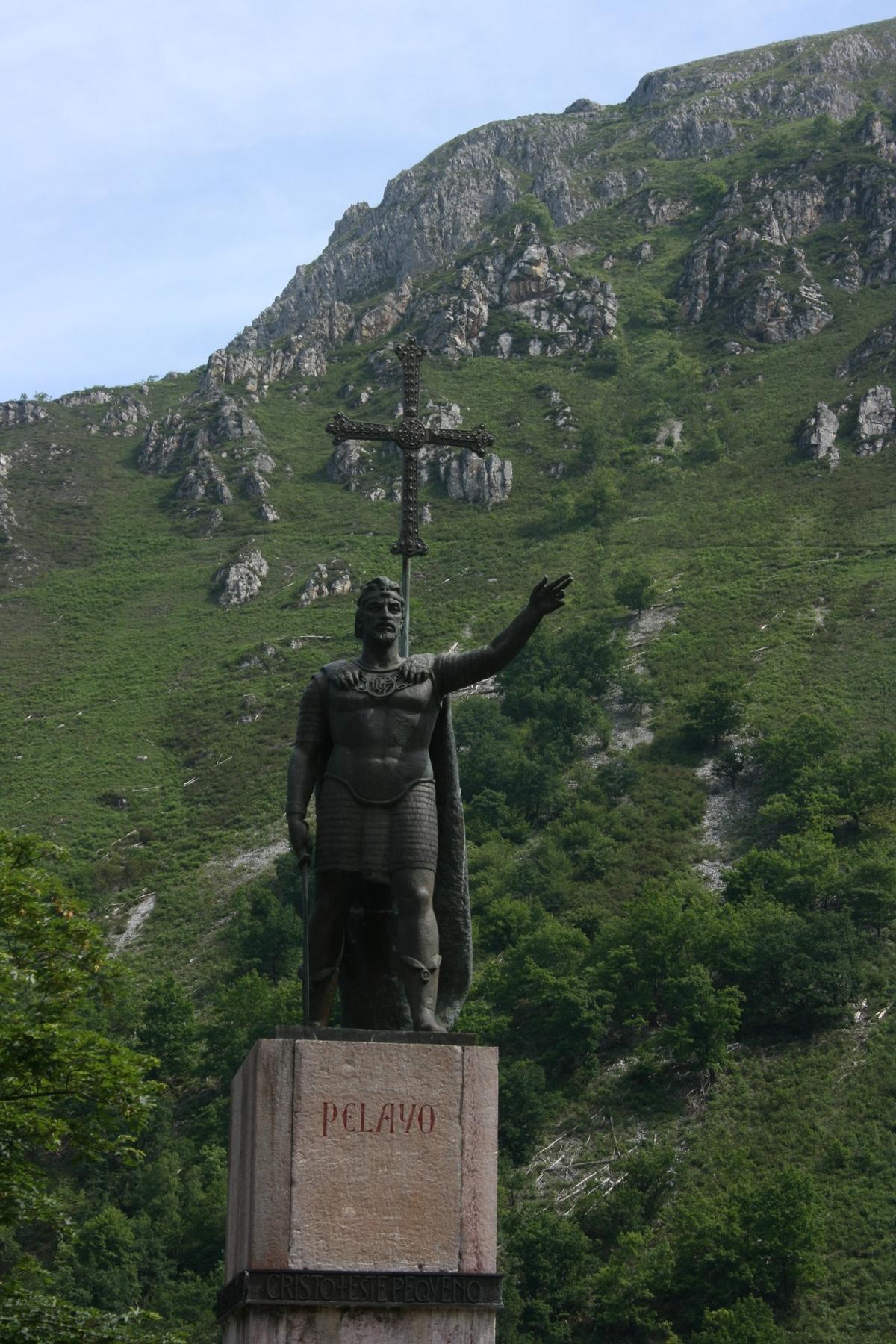 En Covadonga, una estatua del Rey Pelayo se levanta en medio de la Plaza y frente a los Picos de Europa.