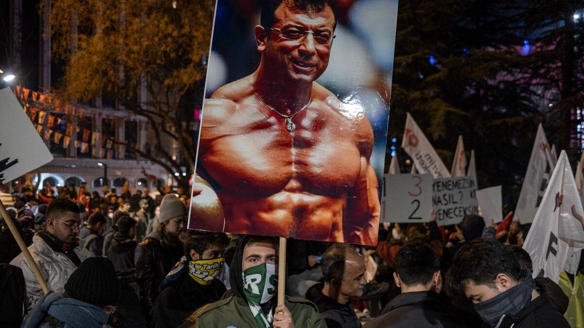 Un manifestante sostiene una pancarta con una foto ilustración del alcalde de Instambul, Ekrem Imamoglu, durante una protesta en contra de la detención del popular político, el domingo 23 de marzo de 2025, en Ankara, Turquía.