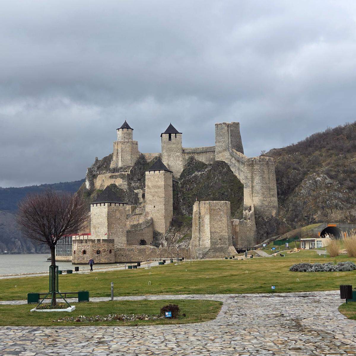 Fortaleza de Golubac, una de las construcciones medievales más impresionantes de Serbia, levantada sobre la orilla del Danubio en la entrada del desfiladero de las Puertas de Hierro. Sus torres de piedra dominan el paisaje invernal y recuerdan siglos de disputas entre imperios.