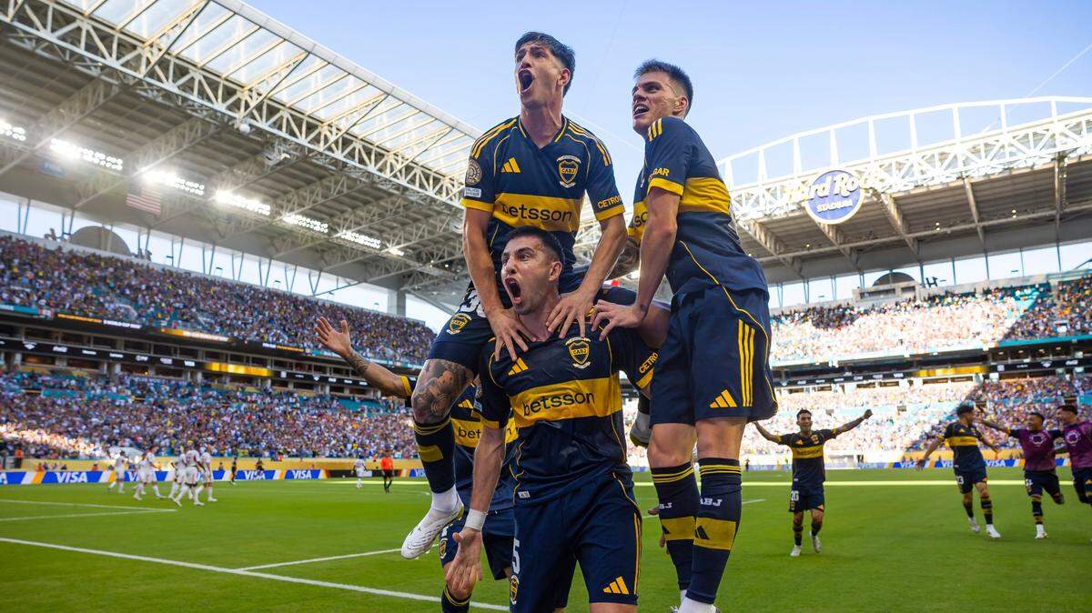 El jugador de Boca Juniors Rodrigo Battaglia (centro) celebra un gol con sus compañeros de equipo ante Benfica, en el partido del Grupo C en el Mundial de Clubes celebrado el 16 de junio de 2025 en el Hard Rock Stadium en Miami Gardens, Florida.