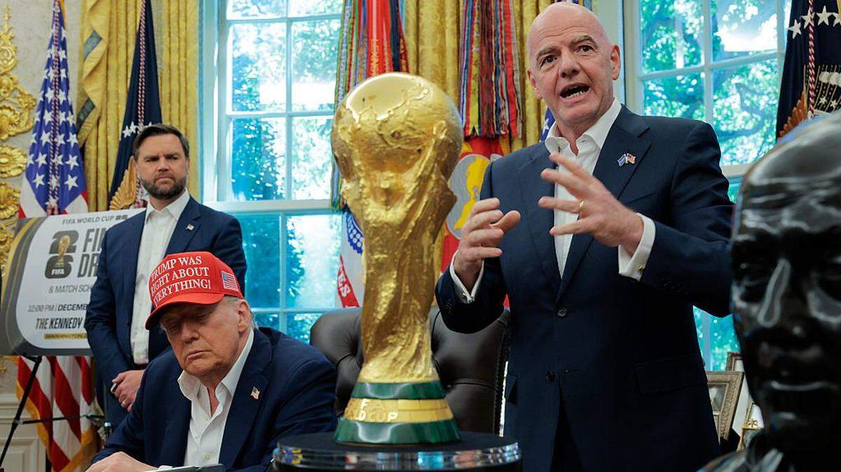 El presidente de la FIFA, Gianni Infantino (der.), habla sobre la Copa Mundial 2026 junto con el mandatario estadounidense, Donald Trump, y el vicepresidente, J.D. Vance, en un acto en la Oficina Oval de la Casa Blanca, el 22 de agosto de 2025 en Washington, D.C. 