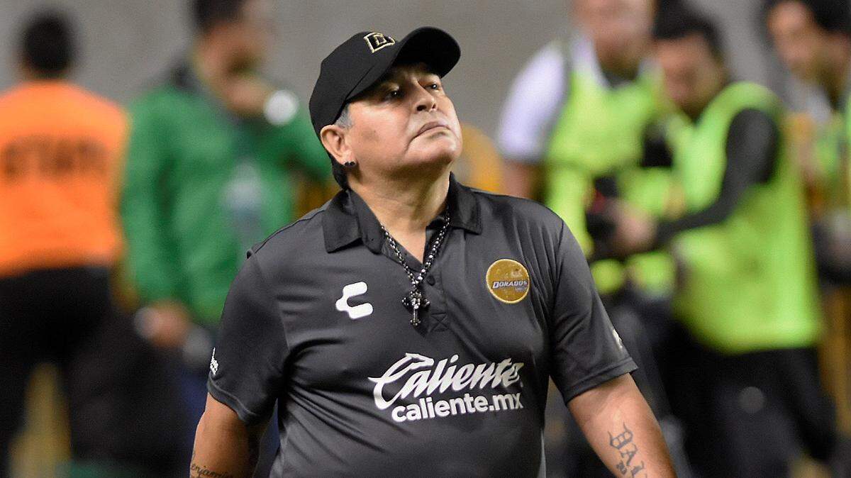 El argentino Diego Armando Maradona, entrenador de los Dorados de Sinaloa del Ascenso del fútbol mexicano, camina durante el partido entre Dorados de Sinaloa y el equipo cañero del Zacatepec de segunda división, en el estado de Morelos, México, el 30 de enero de 2019.