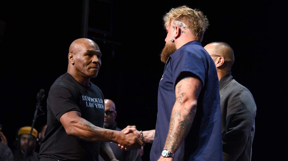 El esperado regreso de Mike Tyson (izq.) al cuadrilátero contra el ‘youtuber’ Jake Paul fue pospuesto tras un reciente percance de salud del excampeón de los pesos pesados, anunciaron los organizadores este viernes.