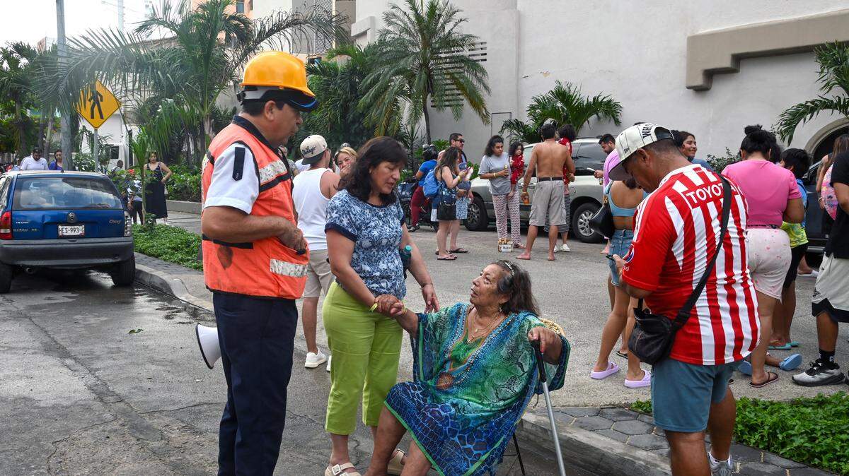 Un turista recibe asistencia tras ser evacuado de un hotel durante un terremoto de magnitud 6,5 en Acapulco, estado de Guerrero, México, el 2 de enero de 2026.