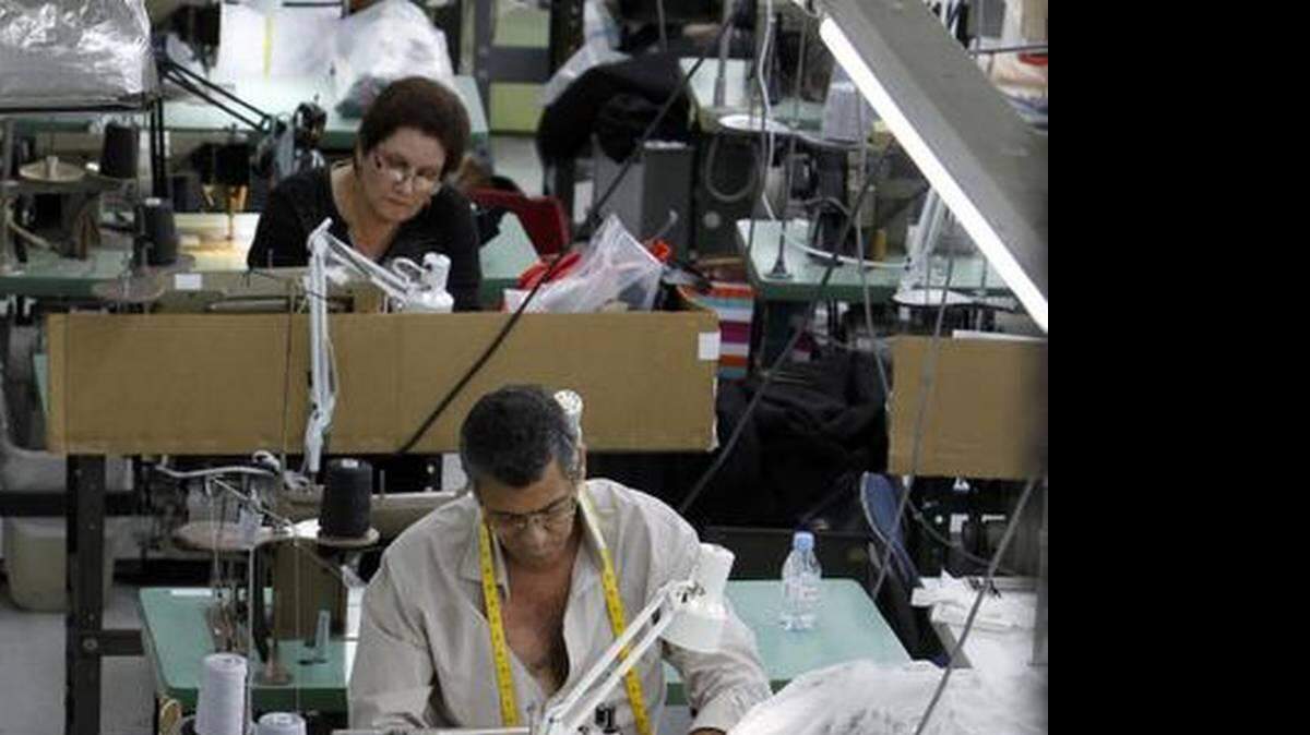 El diseñador de alta costura René Ruiz, que abrió una fábrica en Hialeah hace dos años y hoy día tiene 80 empleados. Emily Michot/MIAMI HERALD