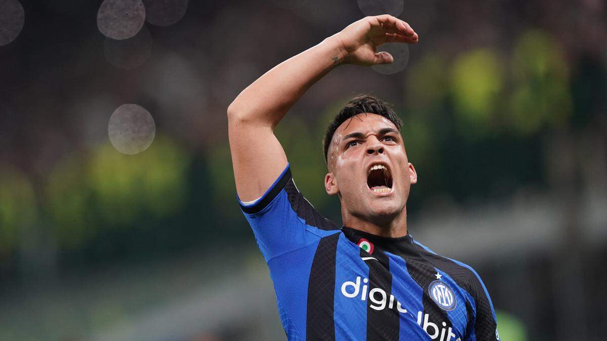 Lautaro Martinez celebra tras anotar un gol ante Benfica en el partido de vuelta de los cuartos de final de la Liga de Campeones, celebrado el 19 de abril de 2023 en Milán.