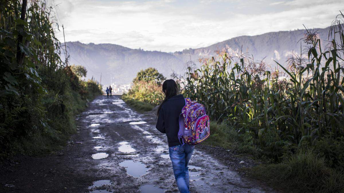 Jessica Domingo, de 12 años, y hermana de Byron Domingo, camina en dirección a su escuela en San Pedro Soloma, Guatemala. Pablo Domingo y su hijo Byron de 8 años cruzaron ilegalmente la frontera desde México a Estados Unidos en mayo. Las autoridades los ddetuvieron y separaron, deportando al padre y enviando al niño a un albergue en Texas.
