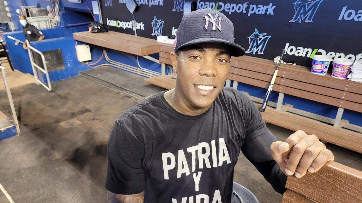 La travesía de Aroldis Chapman con los Yankees ha tocado un nuevo fondo. El manager de Nueva York, Aaron Boone, omitió a Aroldis Chapman de su roster para la Serie Divisional de la Liga Americana, luego de que el veterano relevista faltara el viernes a un entrenamiento.