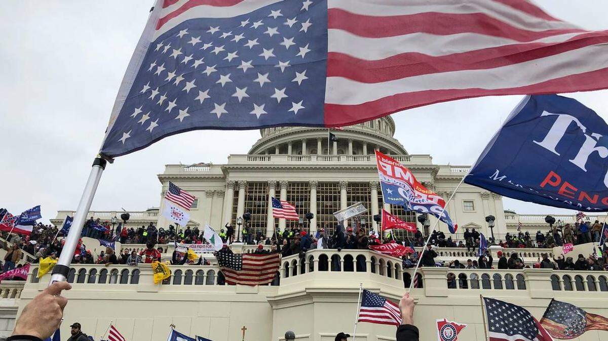 Amotinados asaltan el Capitolio para protestar las elecciones oficiales del presidente electo Joe Biden el 6 de enero de 2021 en Washington D.C.